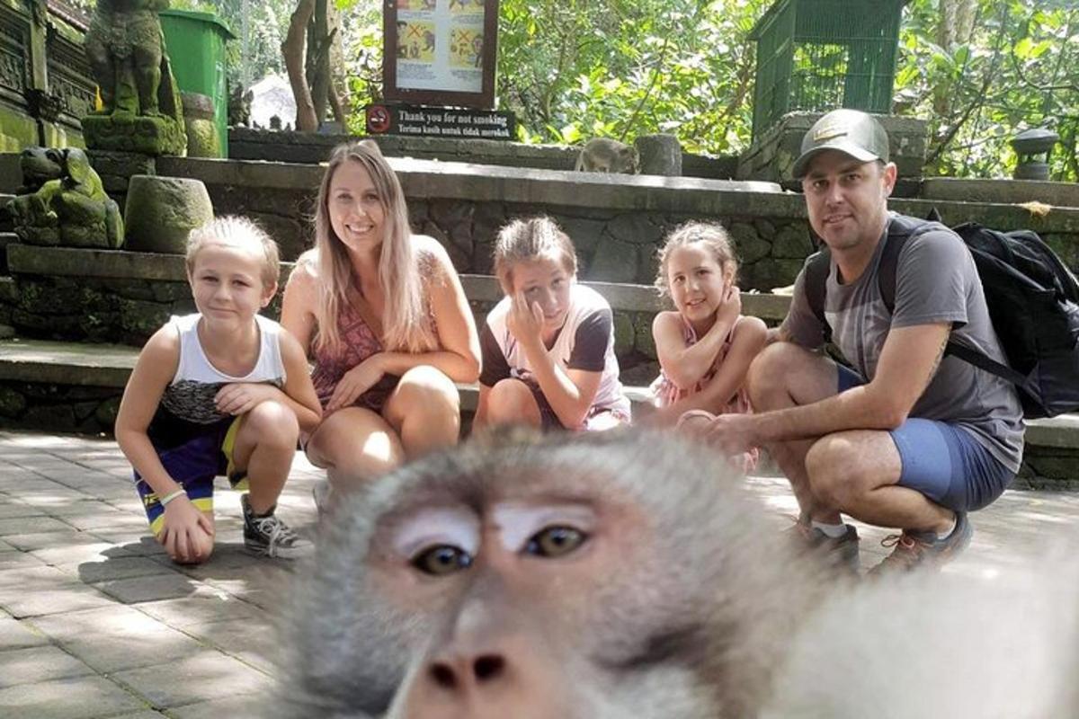 Skupina lidí se dívá na opici