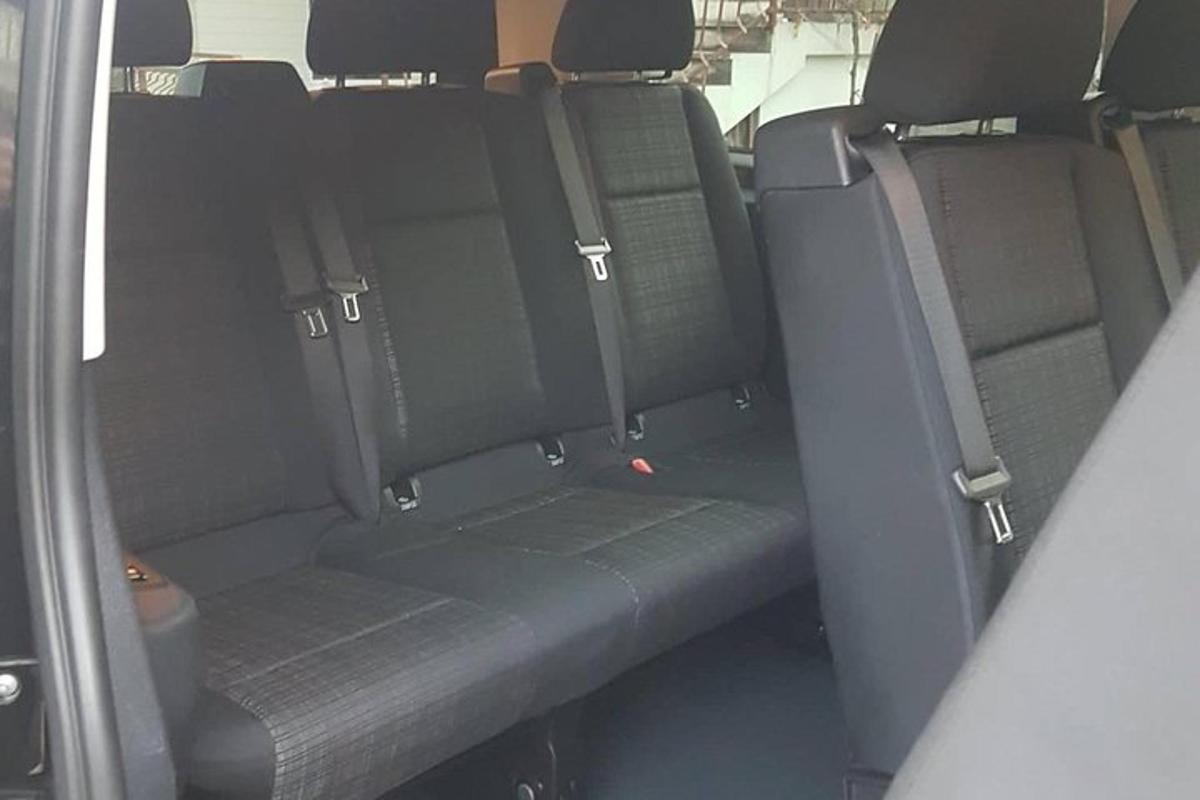 tuščia sėdynė automobilio gale