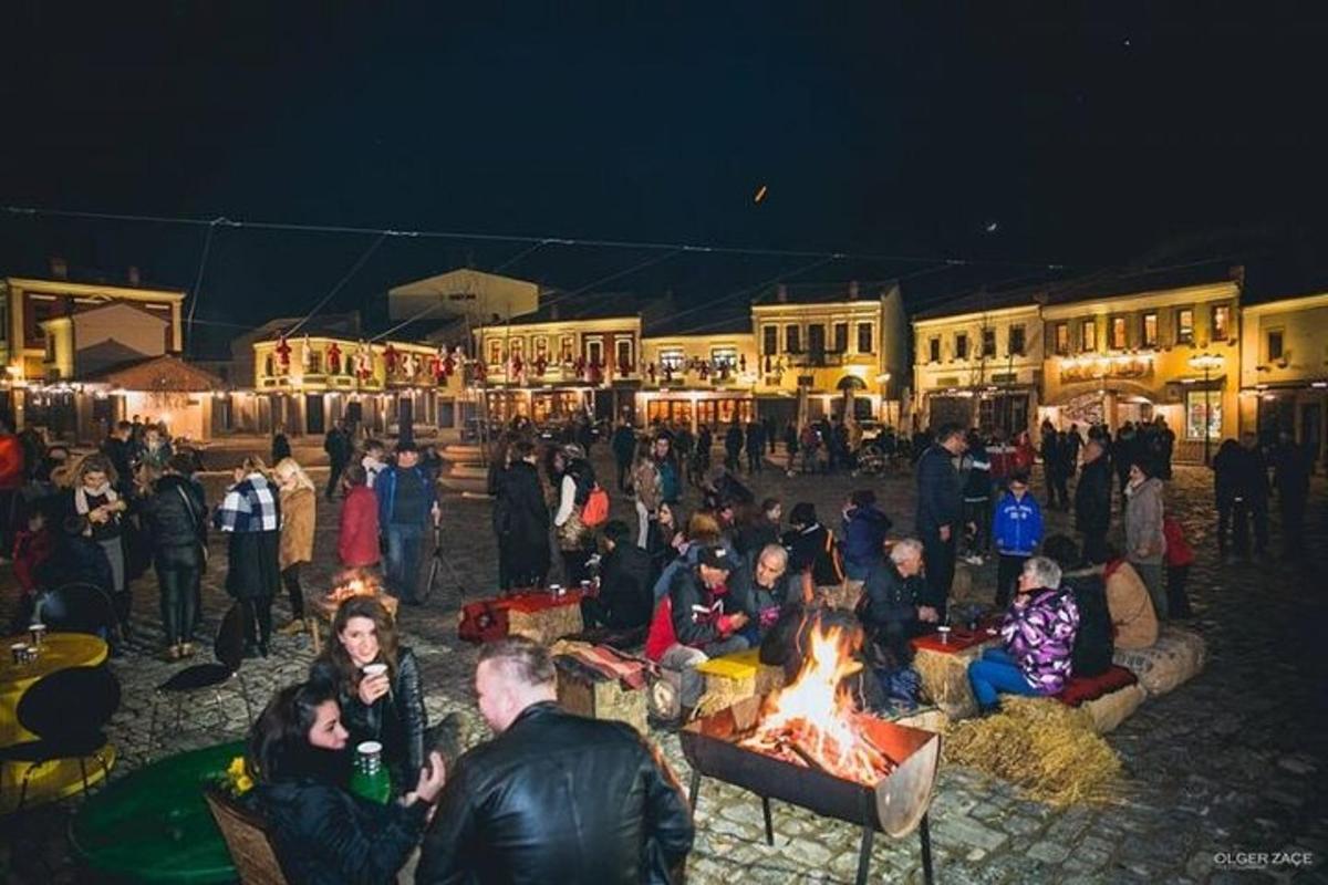 grupp inimesi, kes istuvad öösel lõkke ümber