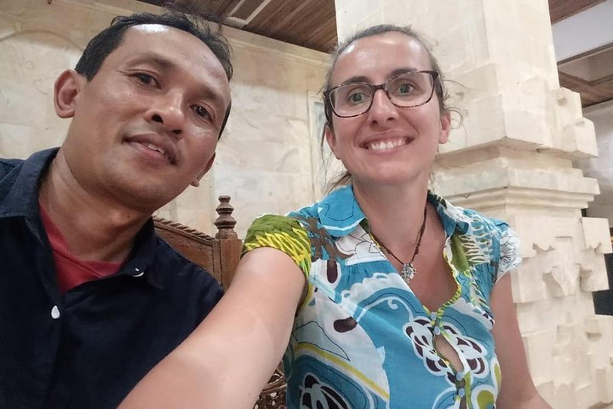 un uomo e una donna seduti uno accanto all'altro