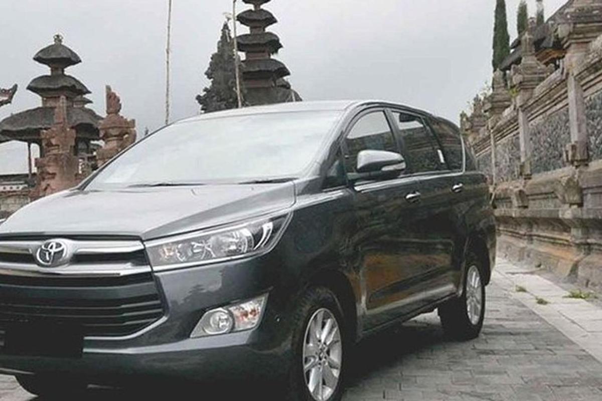 sebuah kereta hitam diletakkan di jalan