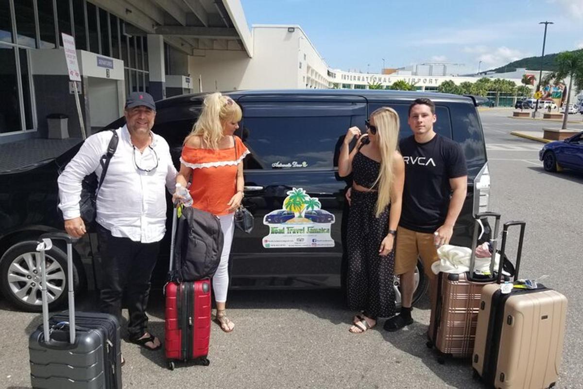 μια ομάδα ανθρώπων που στέκονται μπροστά από ένα βαν