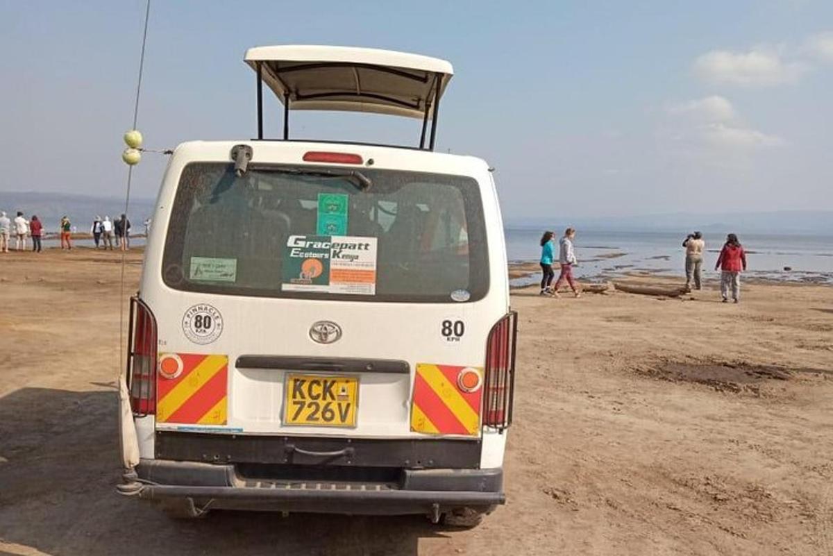 un furgone bianco è parcheggiato sulla spiaggia
