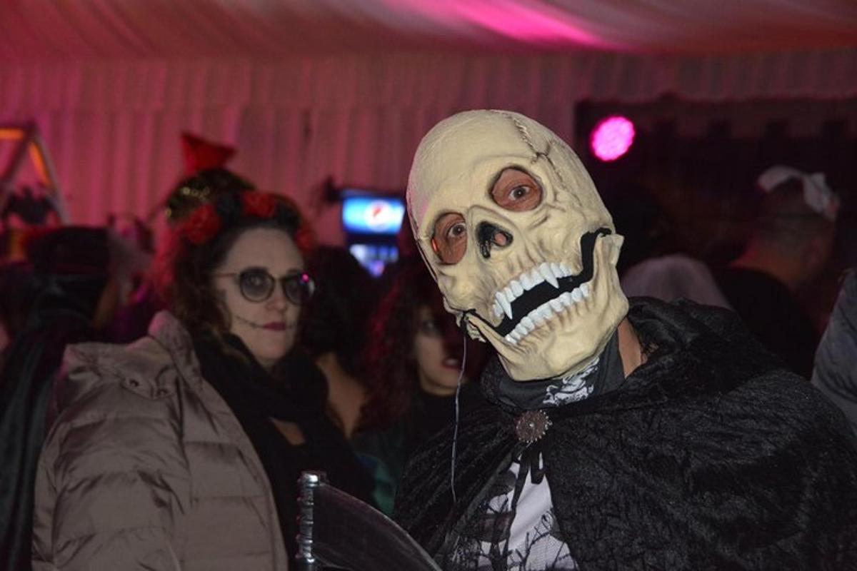 osoba s kostrovou maskou v davu