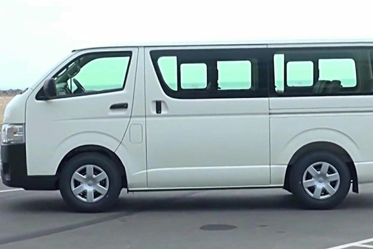bijeli kombi parkiran na parkiralištu