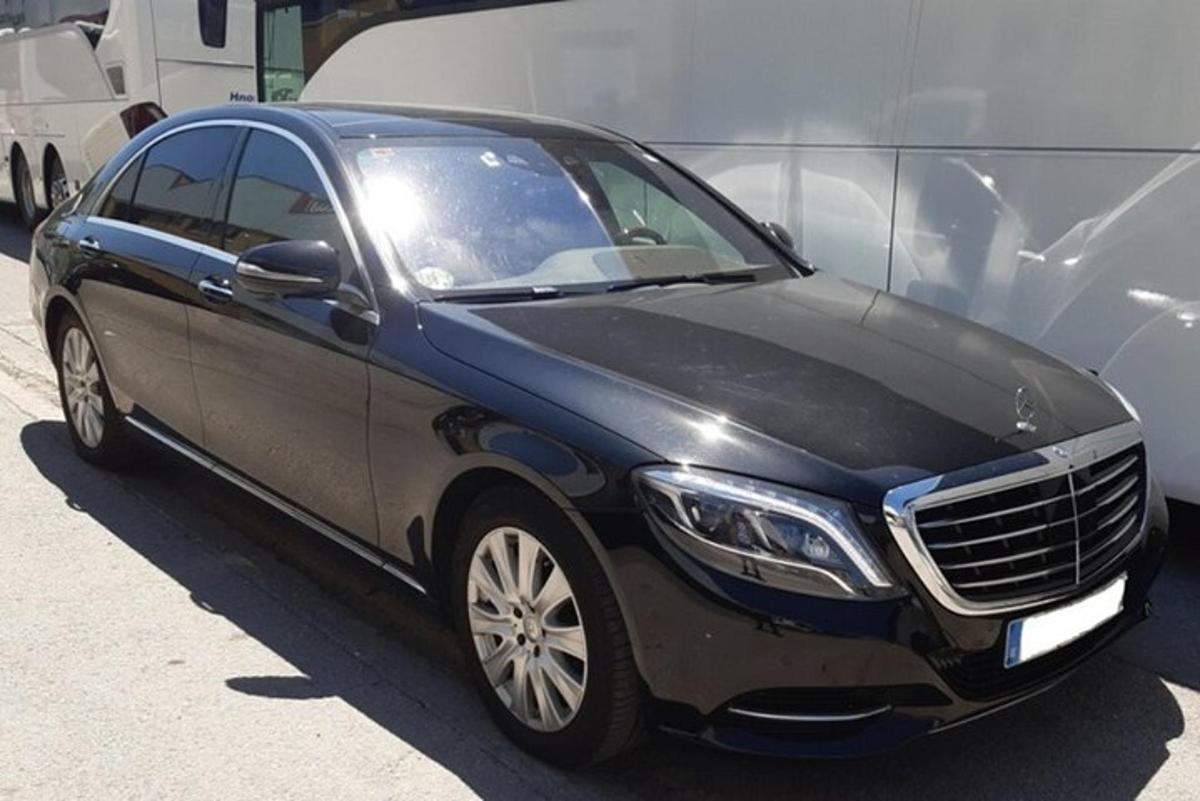 modré auto zaparkované vedle bílé dodávky