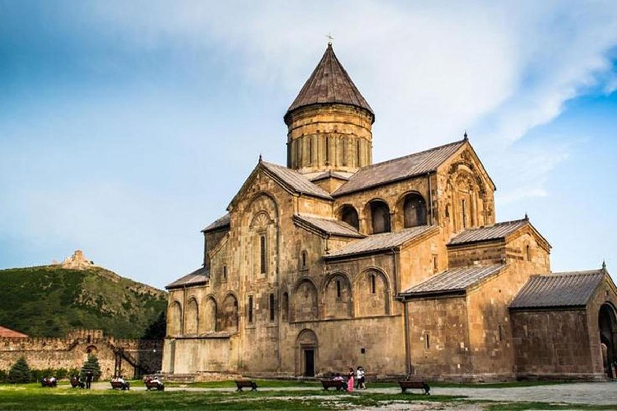 uma igreja antiga com uma torre no topo