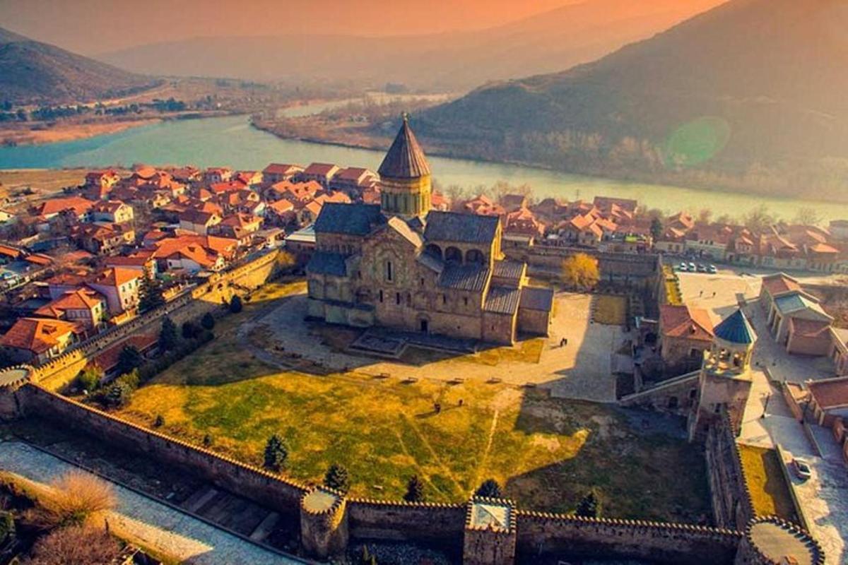 uma vista aérea de um castelo e uma cidade