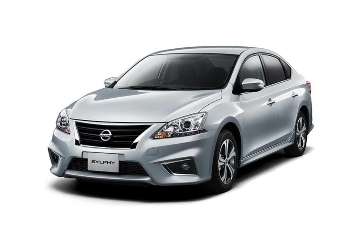 hõbedase Nissan Sentra eestvaade