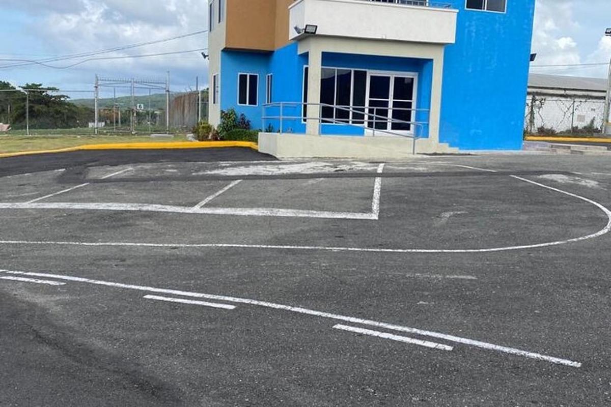 tühi parkla sinise hoone ees