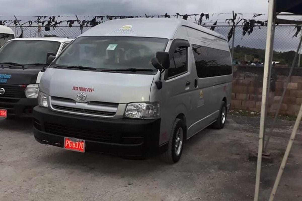 sebuah van putih diletakkan di tempat letak kereta