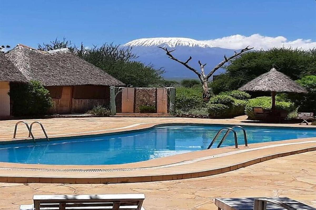 una piscina con una montagna sullo sfondo