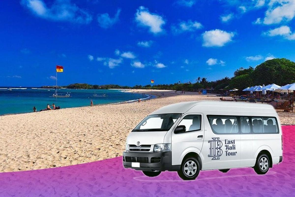 uma van branca estacionada em uma praia de areia
