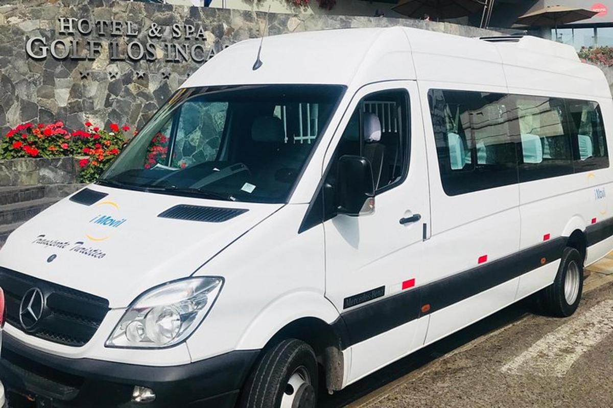 un furgone bianco parcheggiato davanti a un edificio