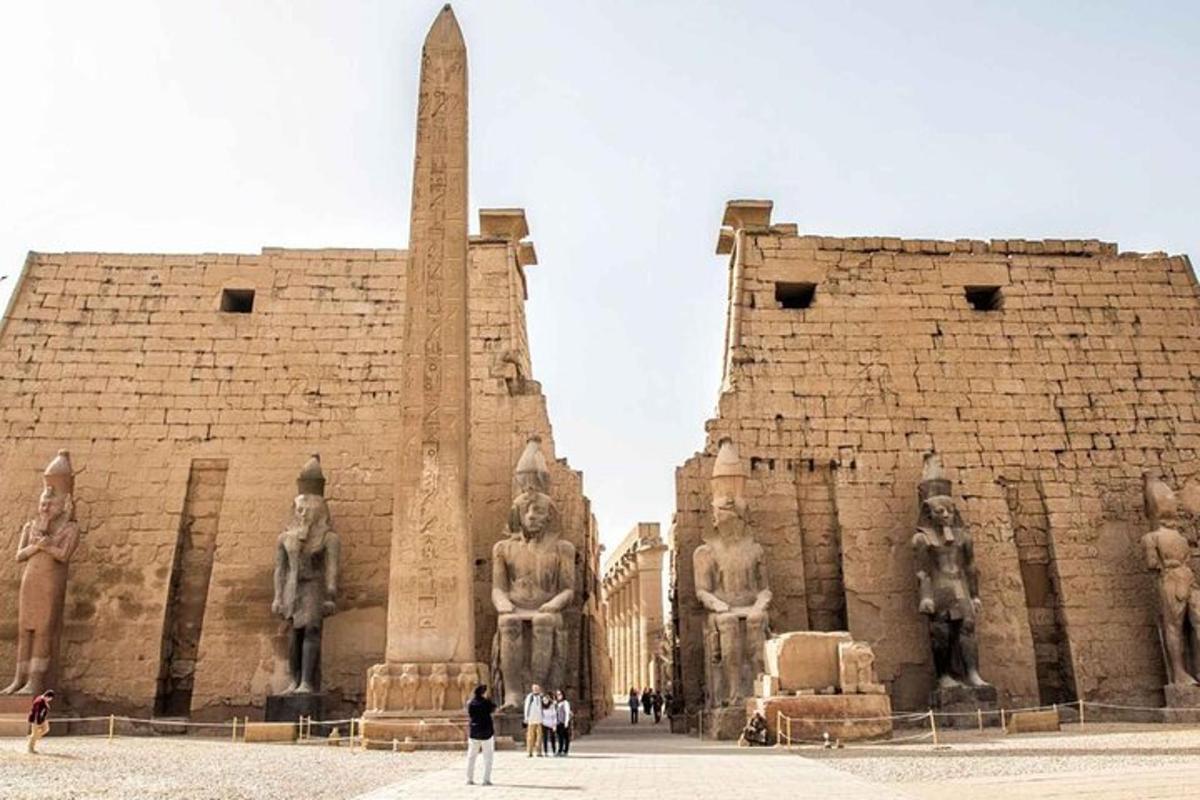 een groep mensen die voor een monument staat