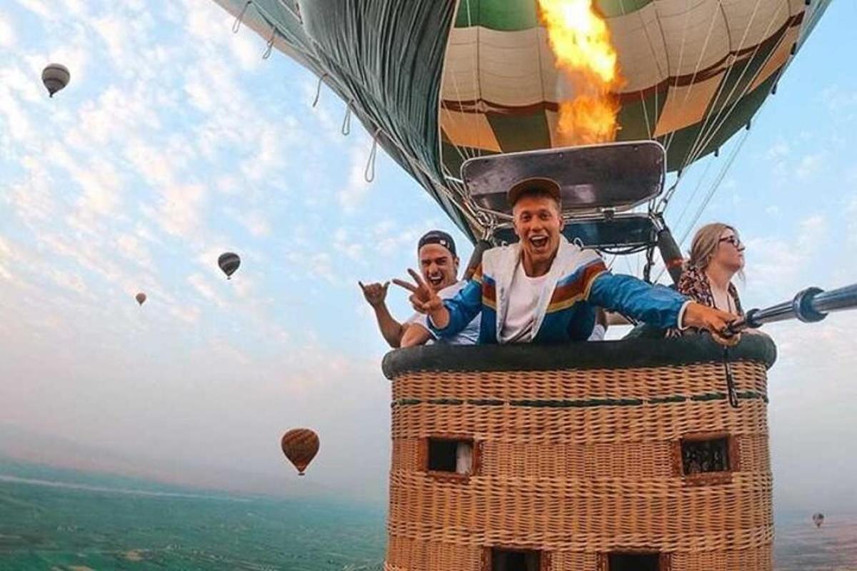 Grupa ludzi lecąca balonem na ogrzane powietrze