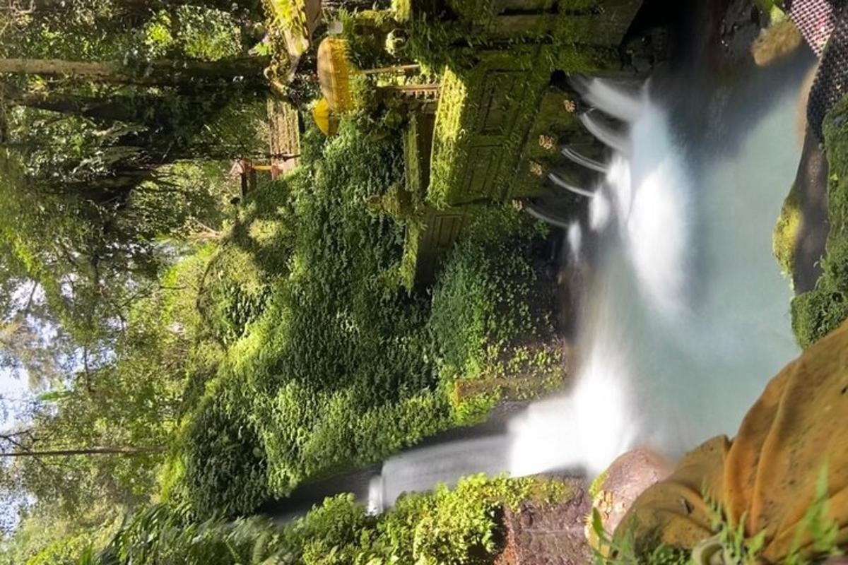 air terjun di atas bukit dengan kereta api di dalamnya