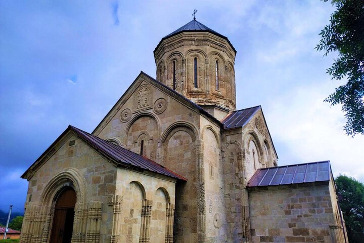 Una antigua iglesia con una torre en la parte superior.