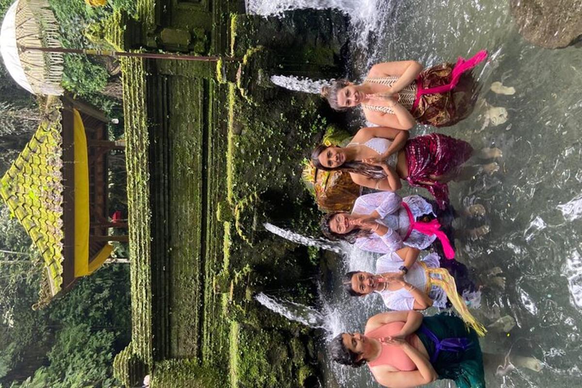 un gruppo di ragazze su un giro in un parco acquatico