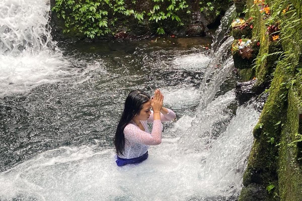 una donna in piedi davanti a una cascata