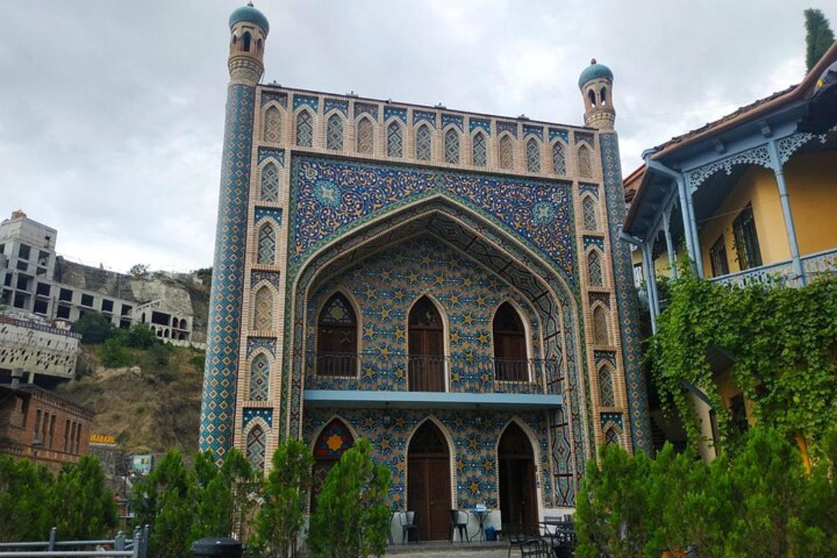 un edificio con una torre decorata con mosaici