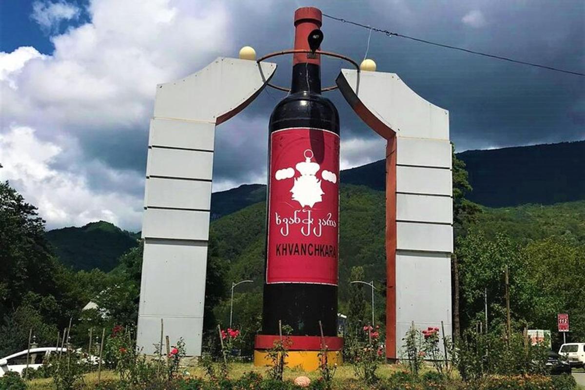 en stor flaske vin på siden av en bygning
