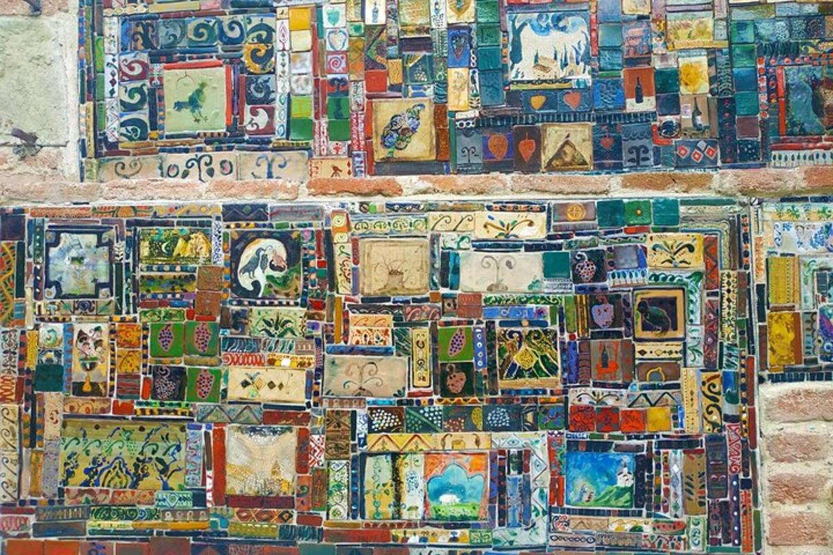 una pared cubierta con diferentes tipos de azulejos