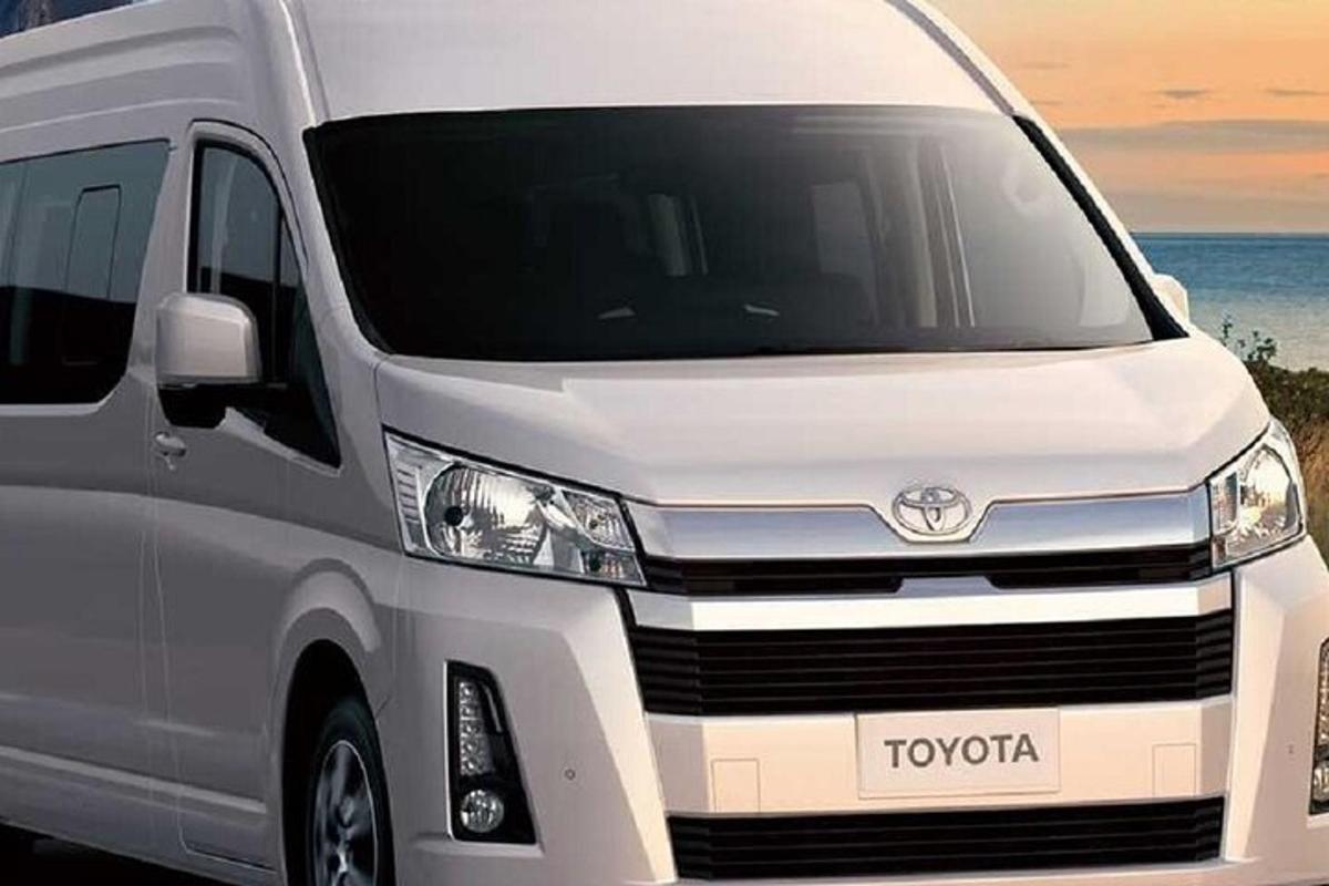 Ένα άσπρο βαν Toyota παρκαρισμένο δίπλα στον ωκεανό