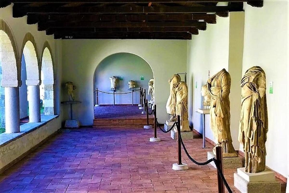 muzeum se sochami vystavenými v budově