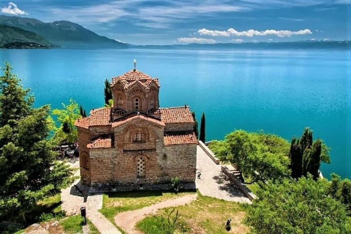 veca ēka ezera krastā