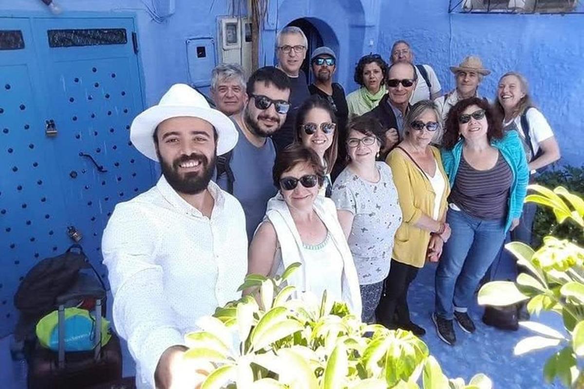 μια ομάδα ανθρώπων που ποζάρουν για μια φωτογραφία