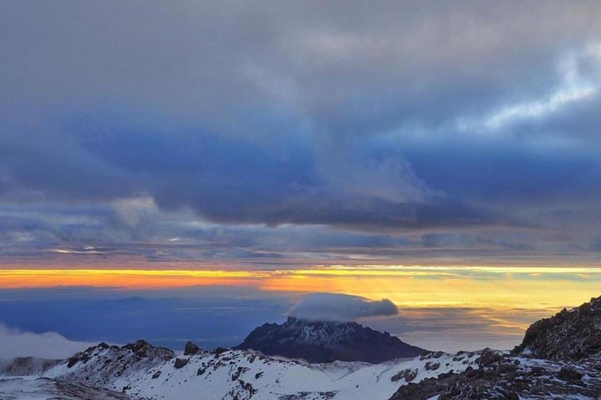 una montaña cubierta de nieve bajo un cielo nublado