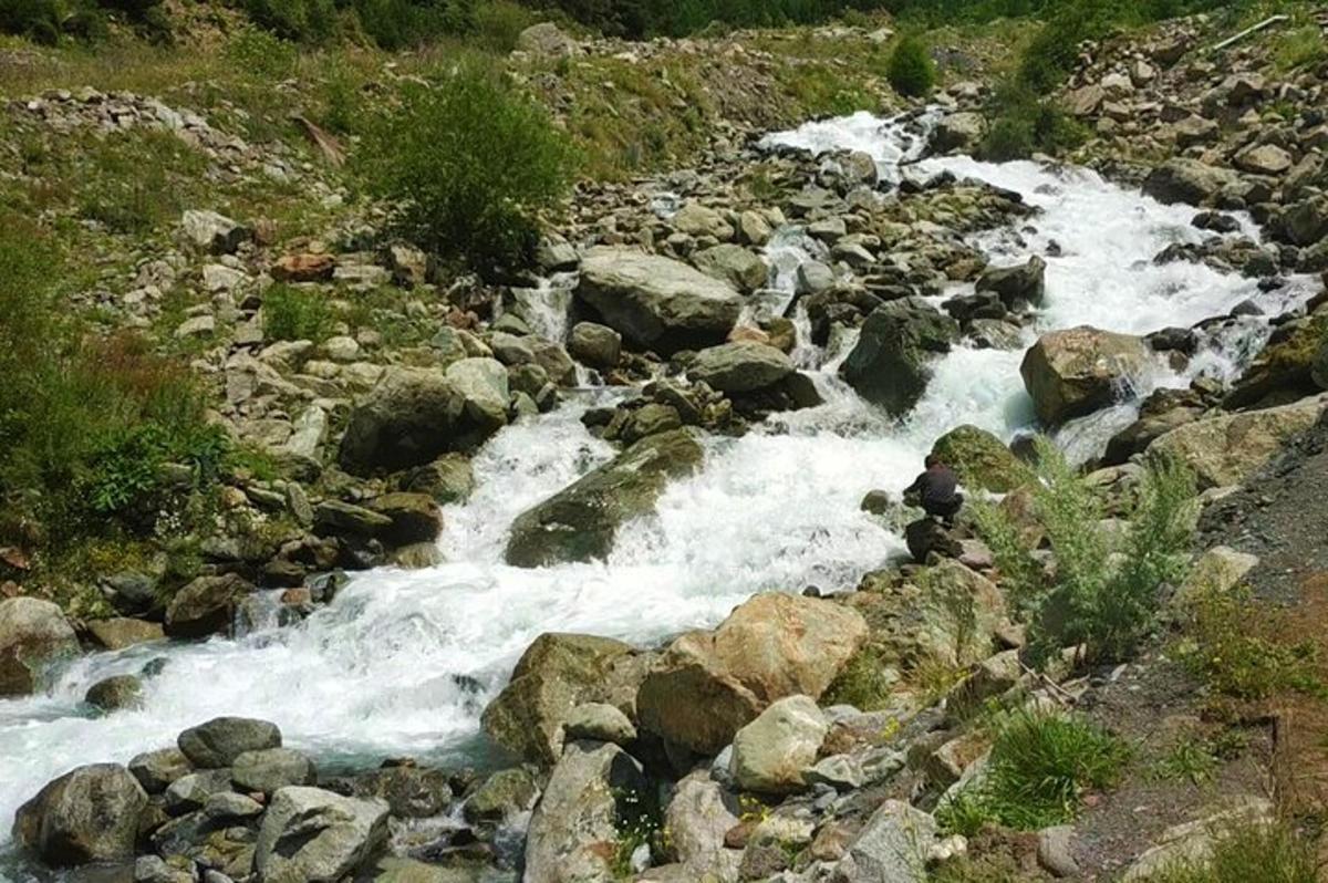 potok vode s skalami na gori