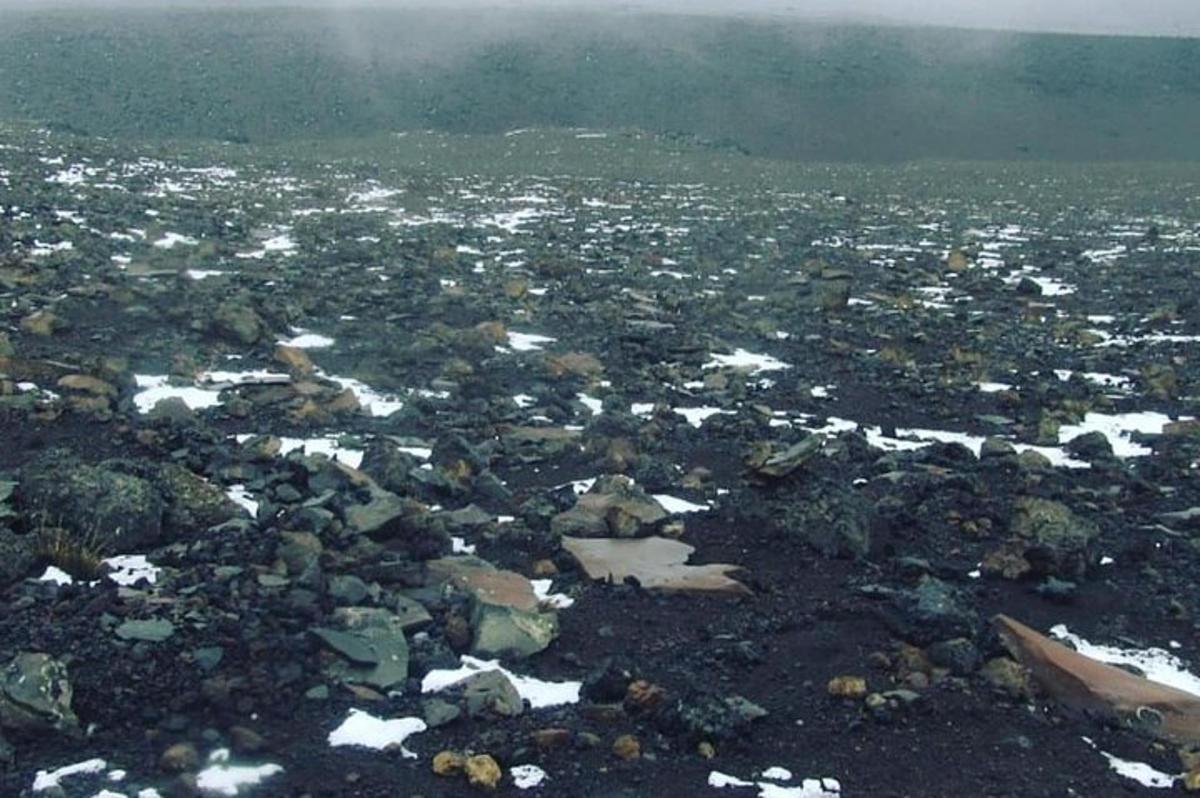 Un montón de rocas y nieve en el suelo