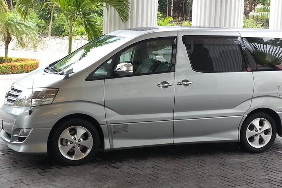 uma van prateada está estacionada em uma rua