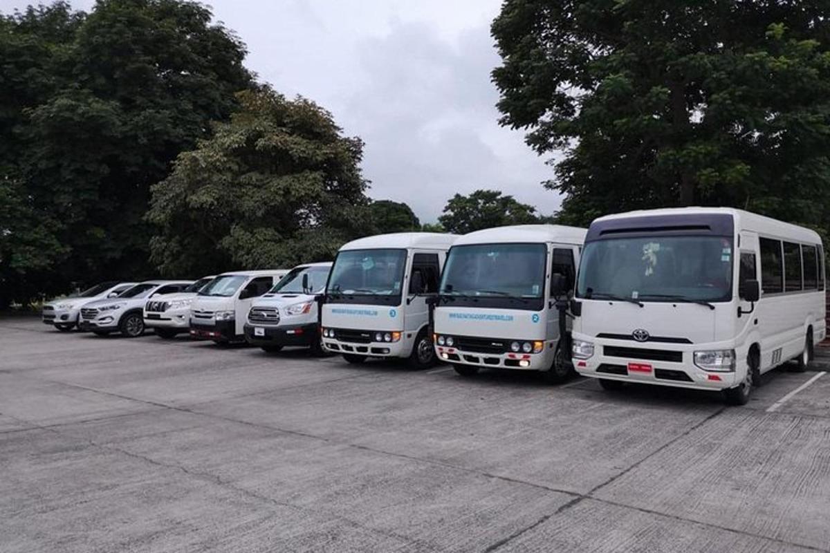 deretan bas putih yang diletakkan di tempat letak kereta