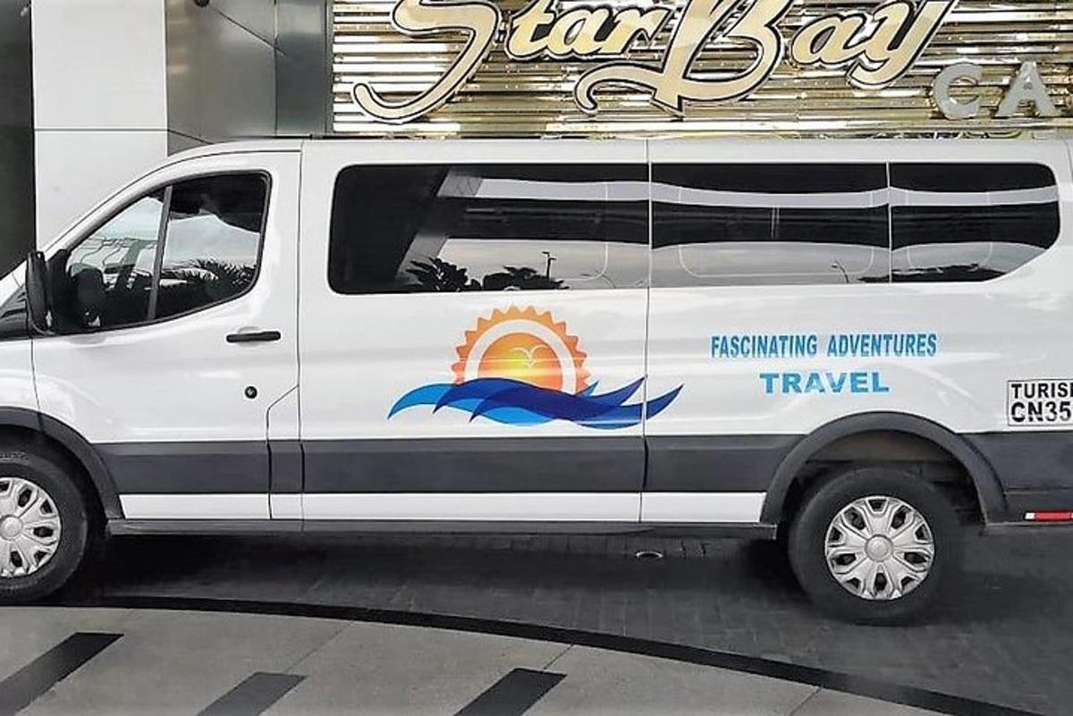 uma van branca com uma placa de táxi
