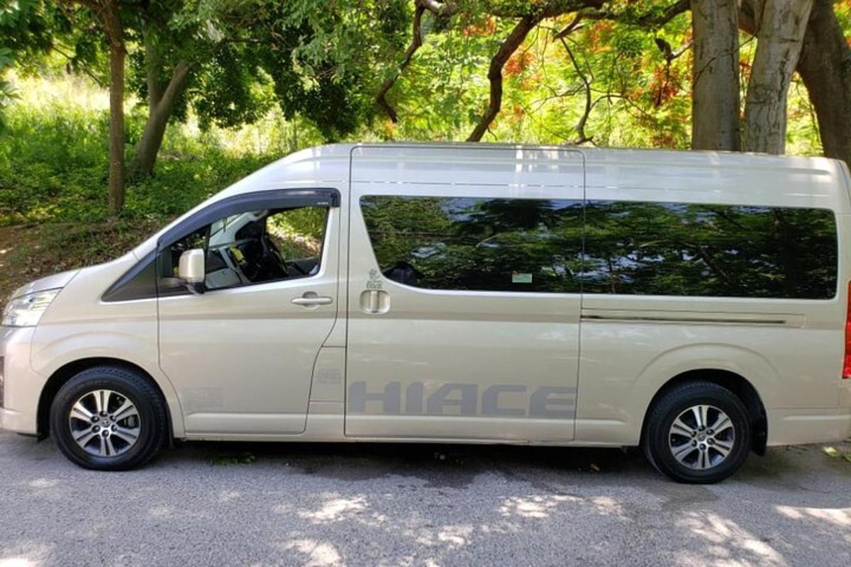 una camioneta blanca estacionada en un estacionamiento