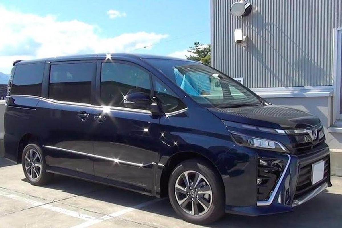 un minivan blu parcheggiato in un parcheggio