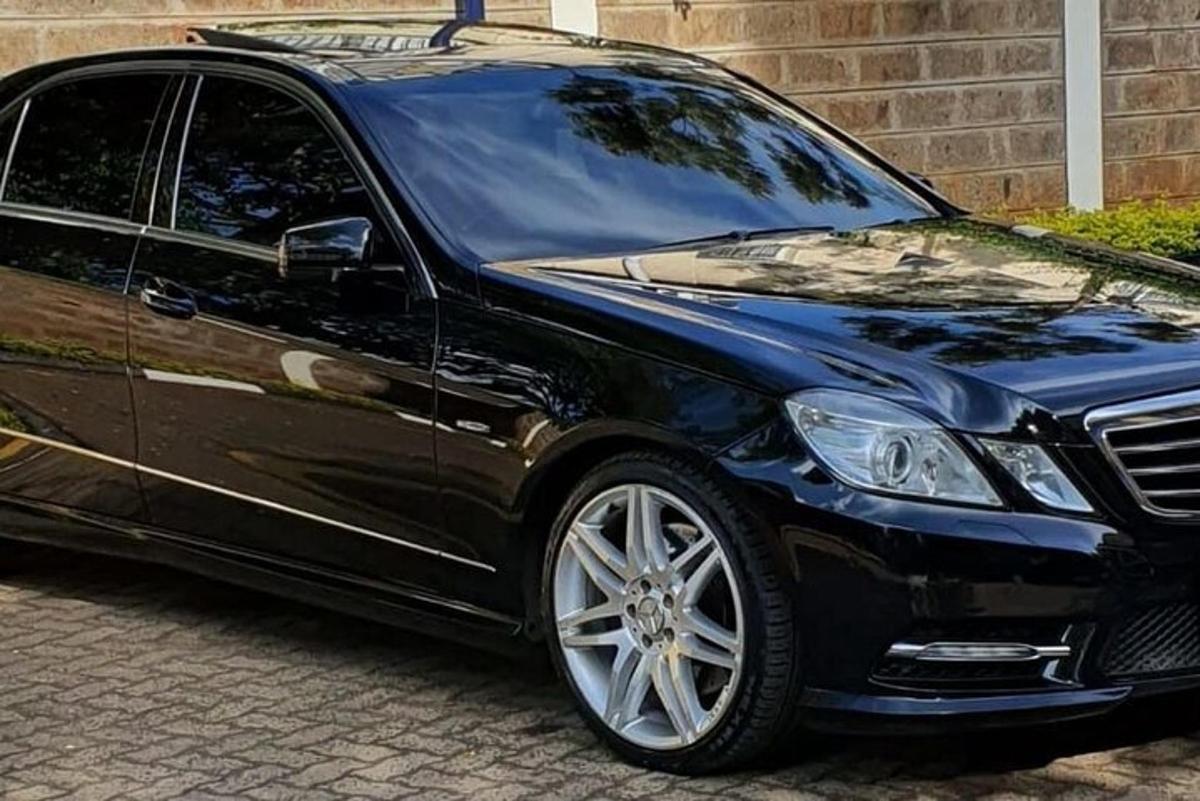 sebuah kereta hitam diletakkan di jalan