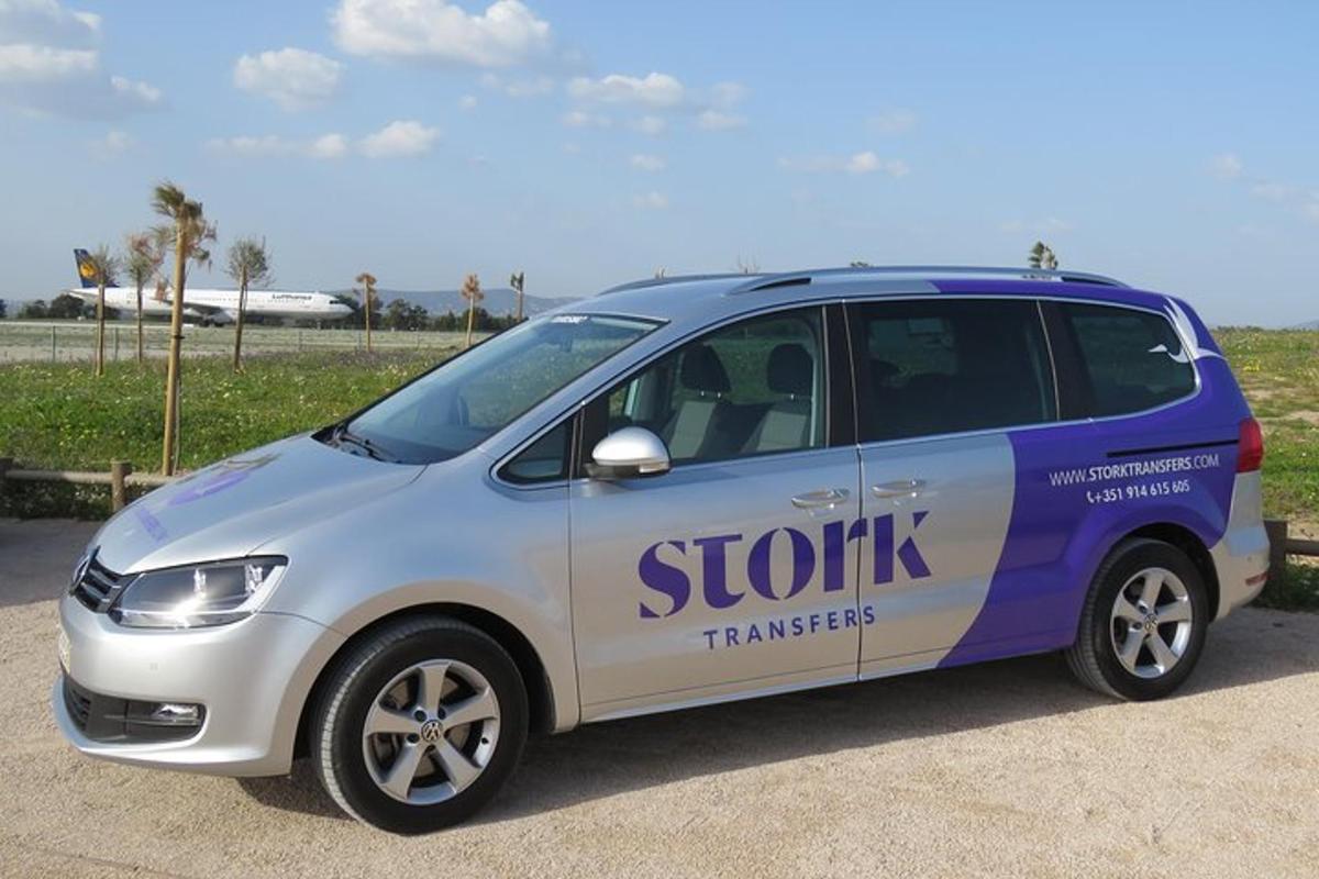kyvadlová dodávka zaparkovaná na parkovisku