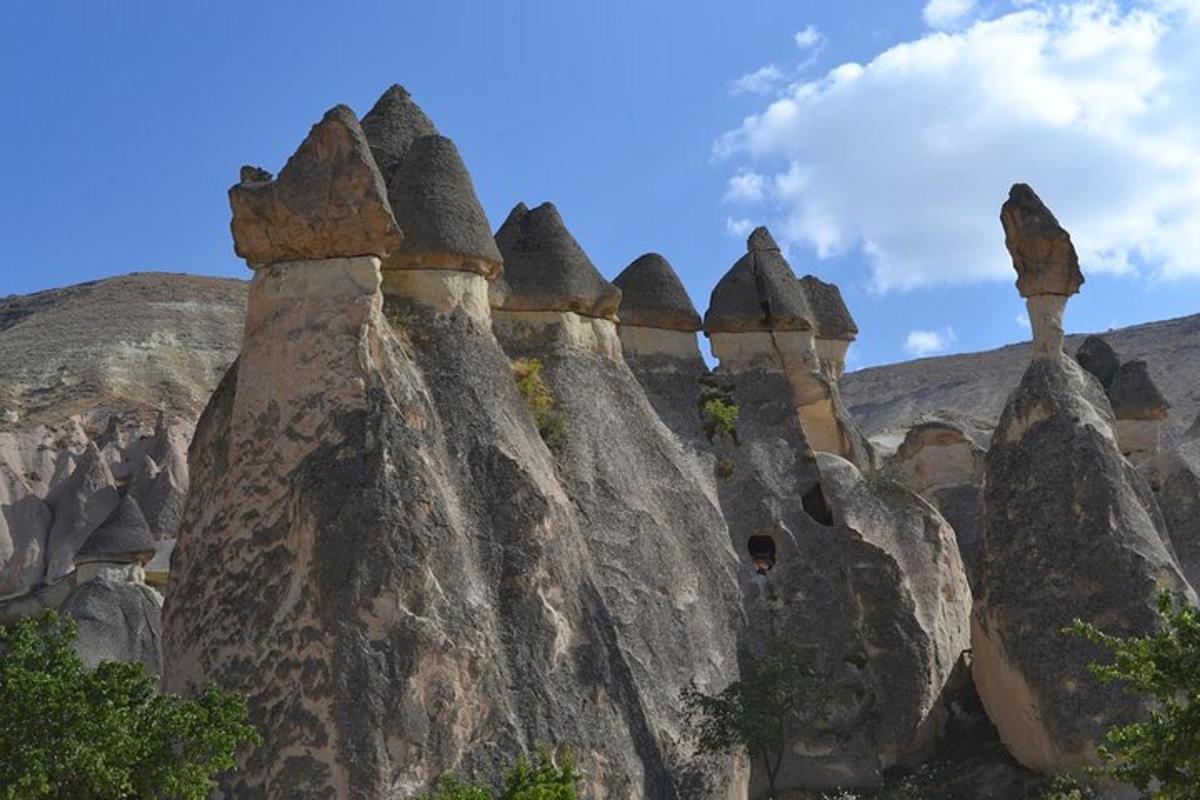 sekelompok batu dengan gunung di latar belakang