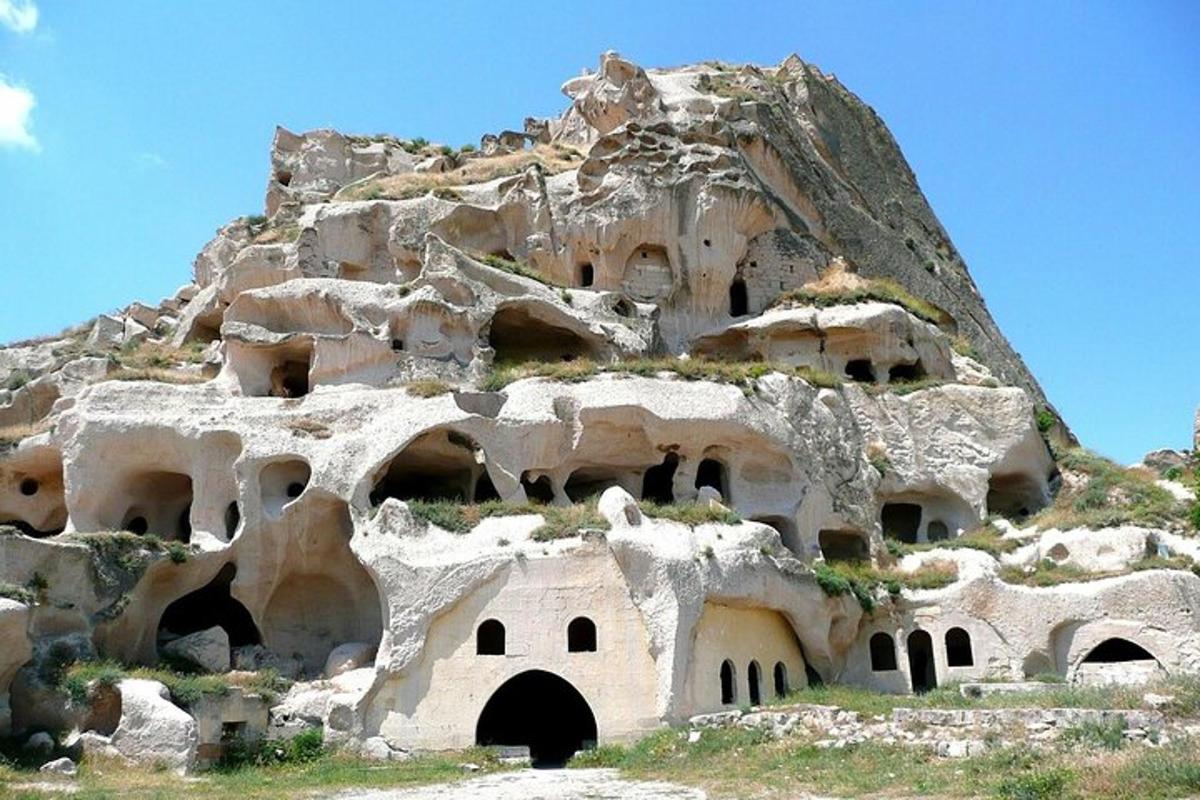 gunung batu dengan rumah-rumah di atasnya