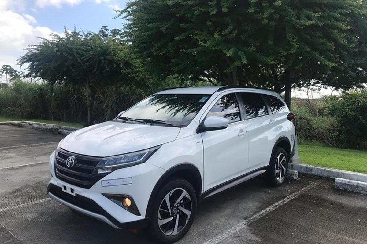 ein weißer SUV auf einem Parkplatz geparkt