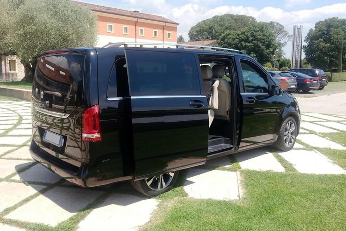 um caminhão preto estacionado em um estacionamento com a porta aberta