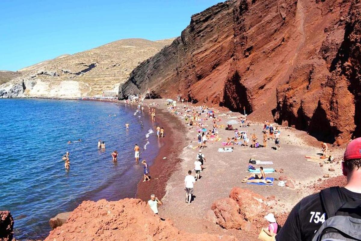 Grupa ludzi na plaży w wodzie
