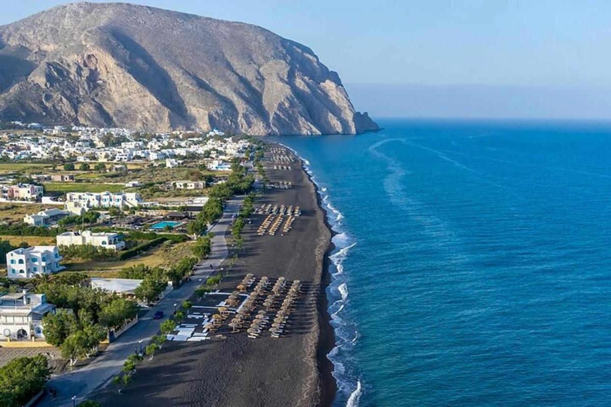 widok z lotu ptaka na plażę nad oceanem
