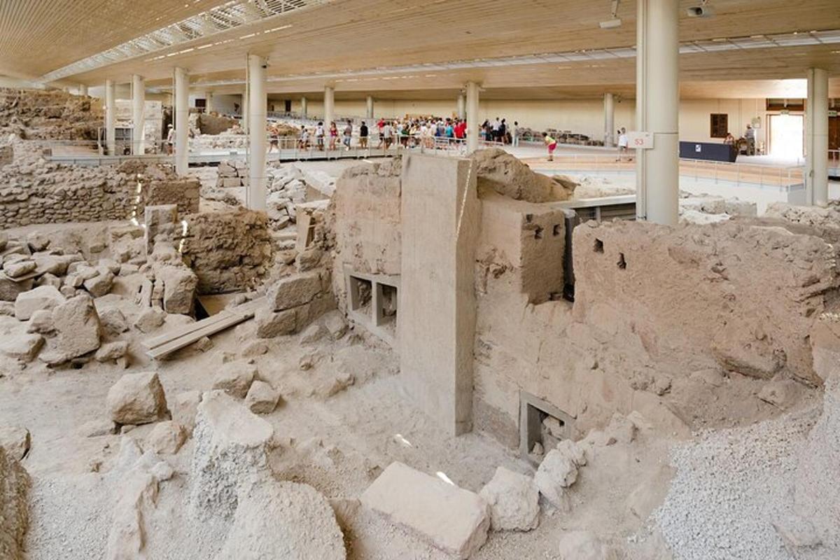 arka planda moloz ve insanların olduğu büyük bir bina