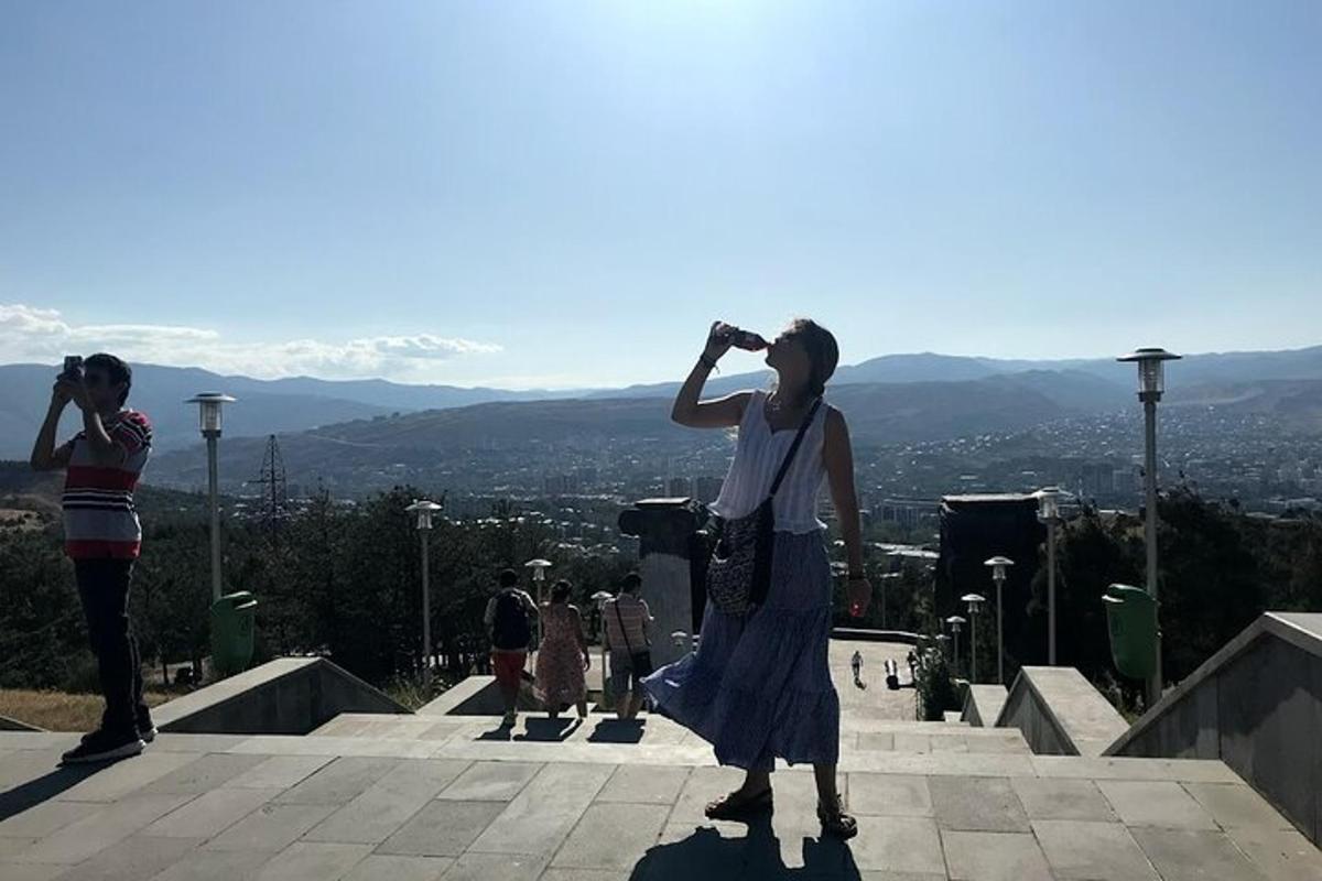 dua wanita sedang berdiri di atas sebuah gunung