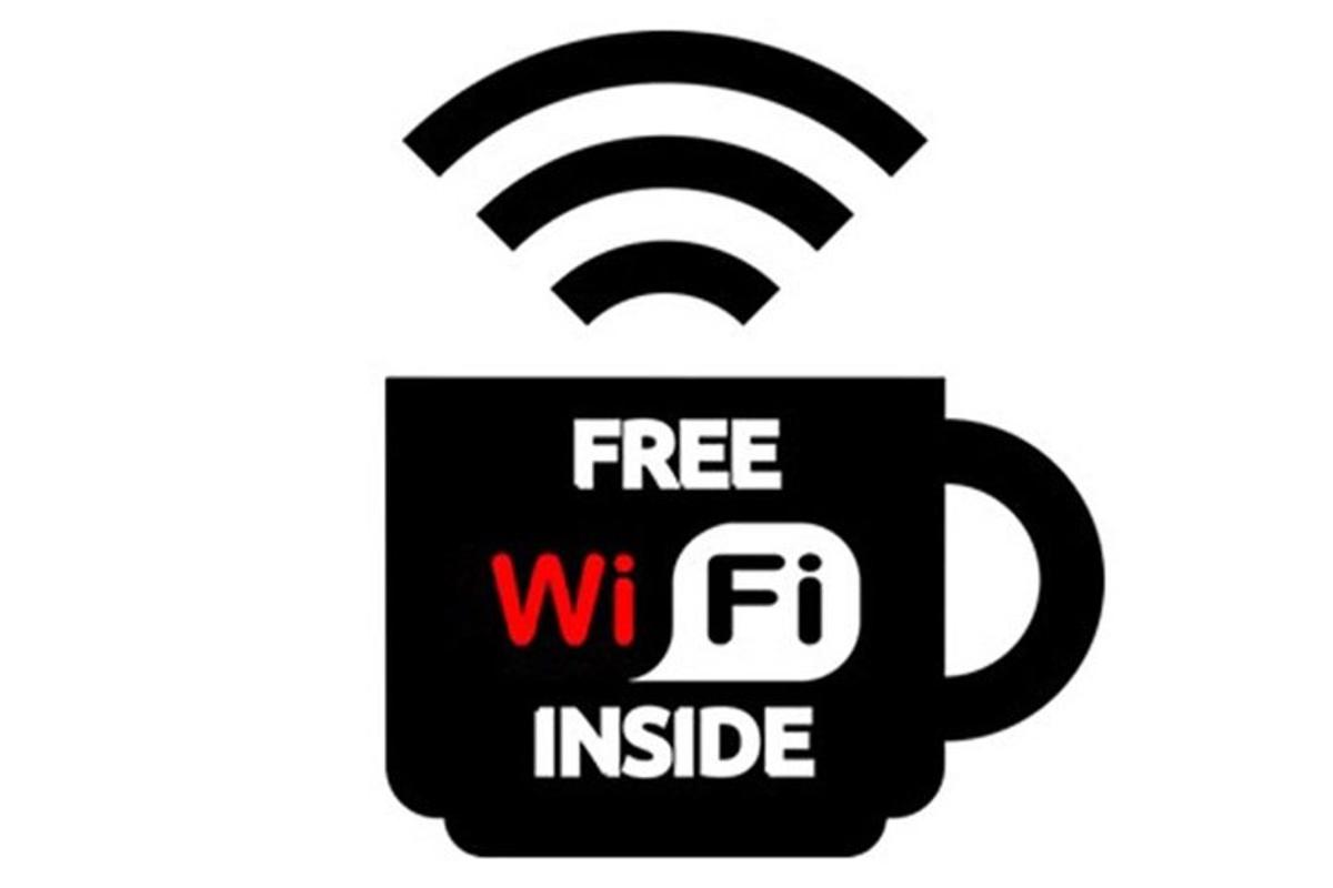 una tazza di caffè con wifi gratuito all'interno